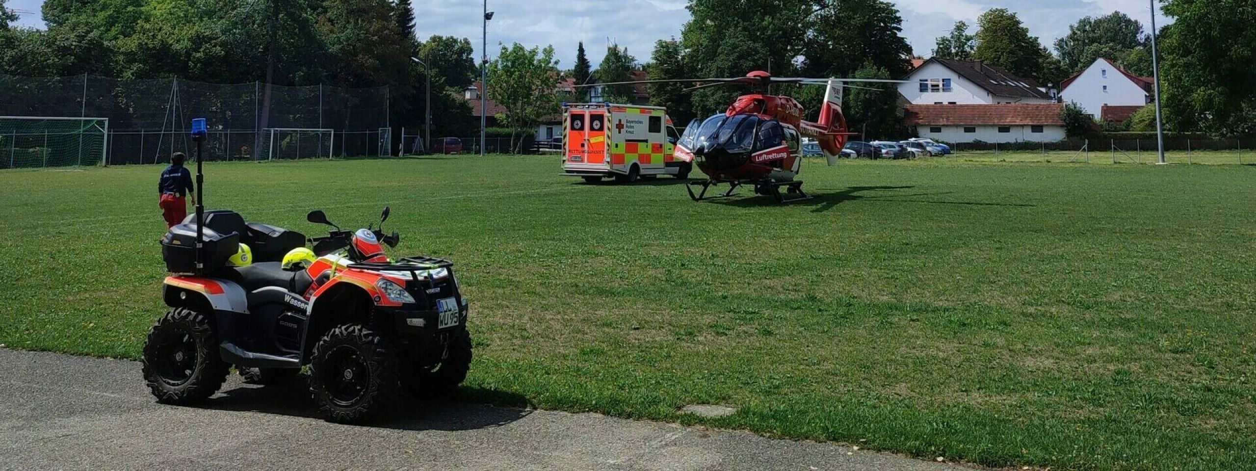 Quad mit Rettungshubschrauber CH München am Sportplatz Utting