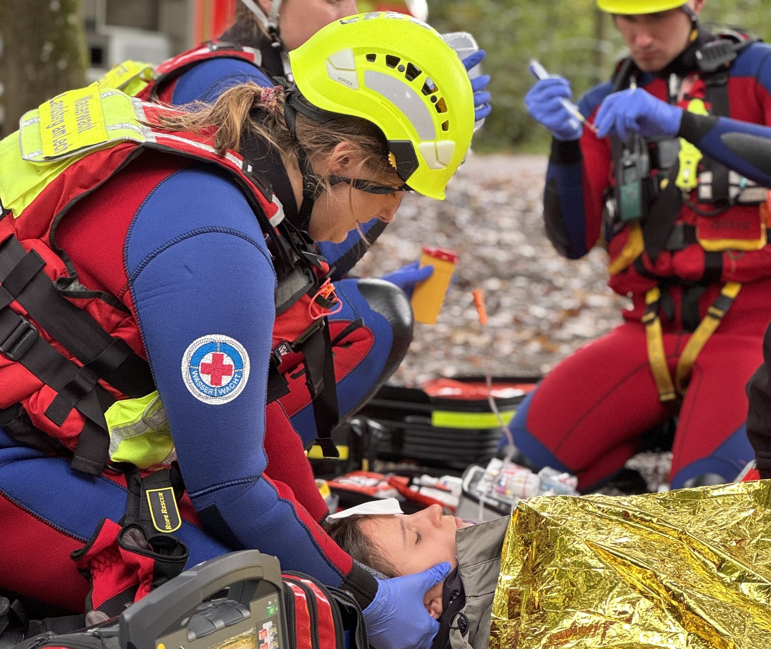 Medizinische Versorgung durch Wasserretter-Team der Wasserwacht mit Corpuls C3T