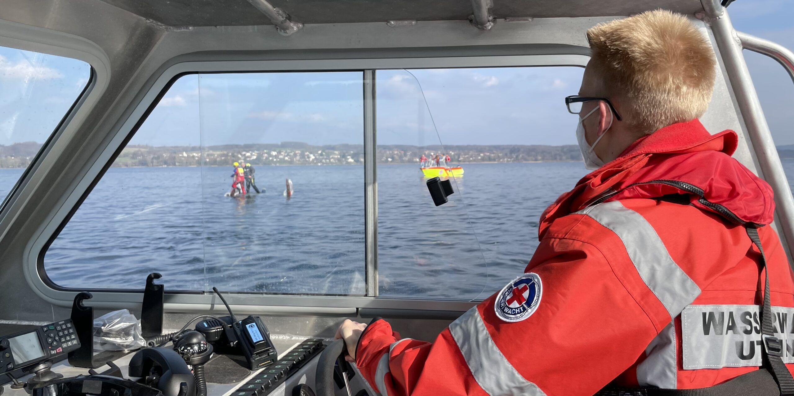 Bergung eines gekenterten Katamaran durch die Wasserwacht Utting am Ammersee