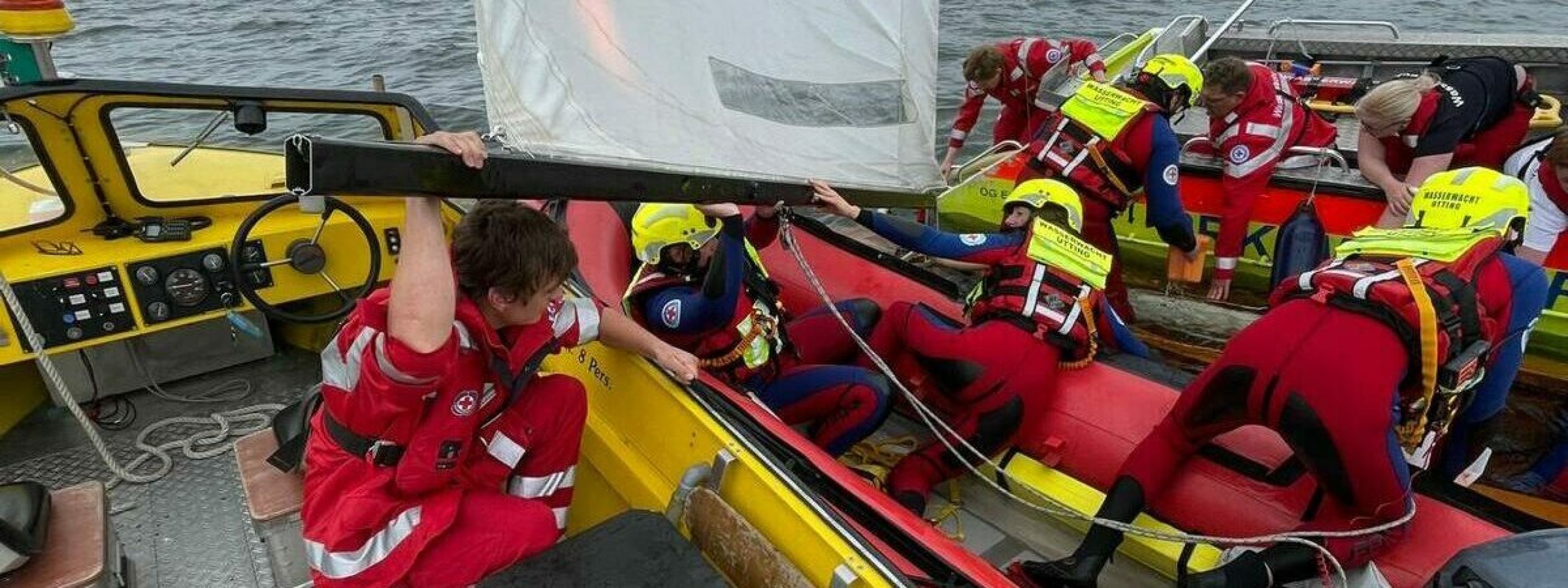 Rettungswagen, Notarzt und Einsatzleiter Wasserrettung in Utting am Ammersee