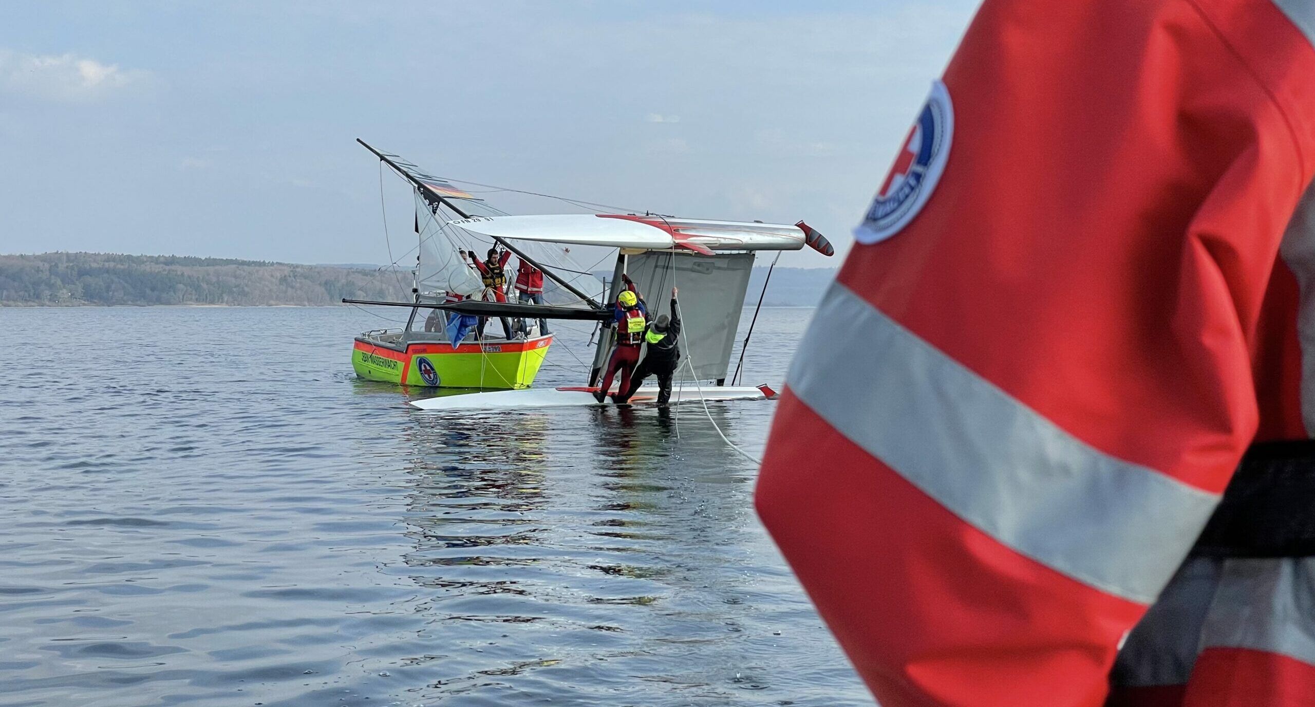 Bergung Katamaran durch Wasserwacht Utting und Schondorf am Ammersee