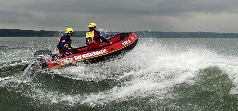 Wasserwacht Boot Rettungsboot Schlauchboot hohe Wellen Ammersee