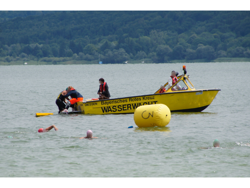 Rettung eines Schwimmers durch die Wasserwacht