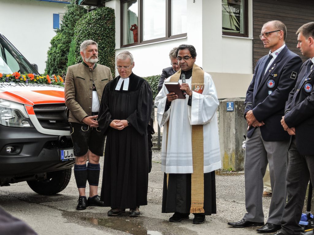 Segnung des neuen Schondorfer SEG Fahrzeugs