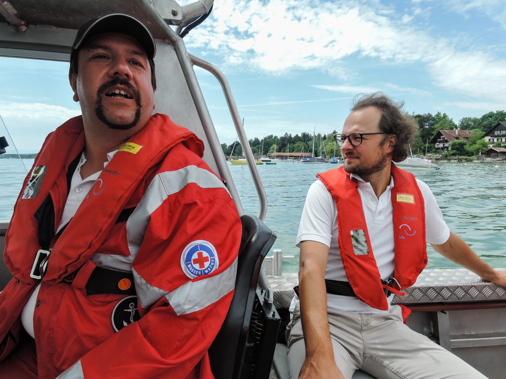 Markus Leiter und Kreisgeschäftsführer Andreas Lehner bei einer Rundfahrt mit dem Uttinger Rettungsboot