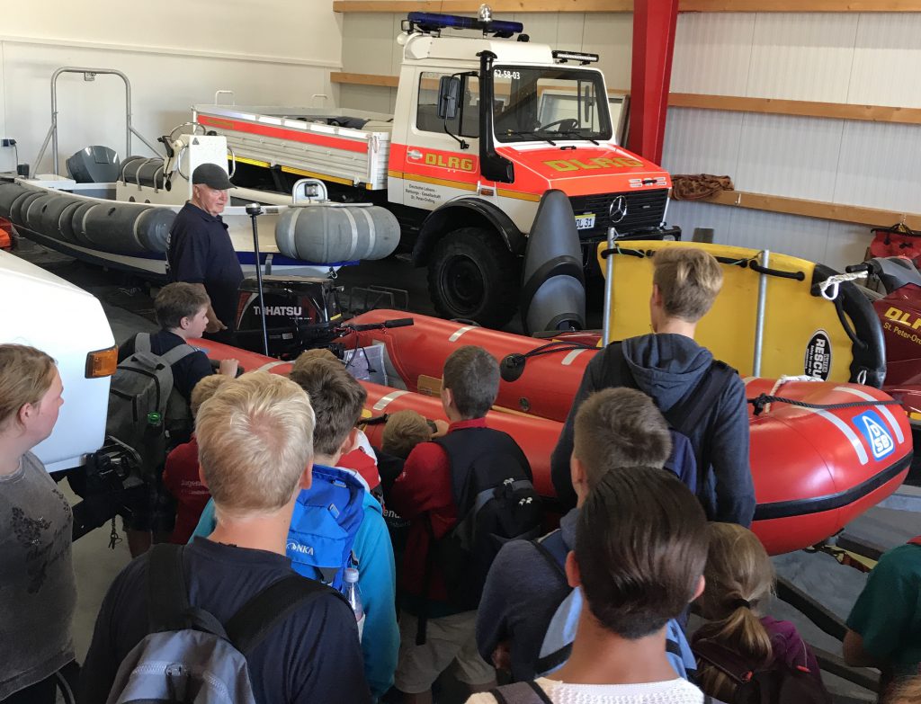 JRK und Wasserwacht Jugend bei der Besichtigung der DLRG St. Peter-Ording. Unimog, IRB und Jetski sind besonders beeindruc