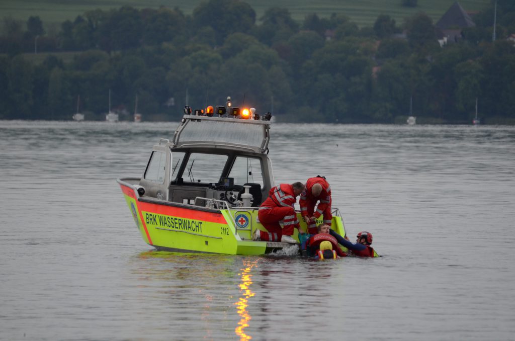 Rettung durch die Wasserwacht mithilfe des Spineboards