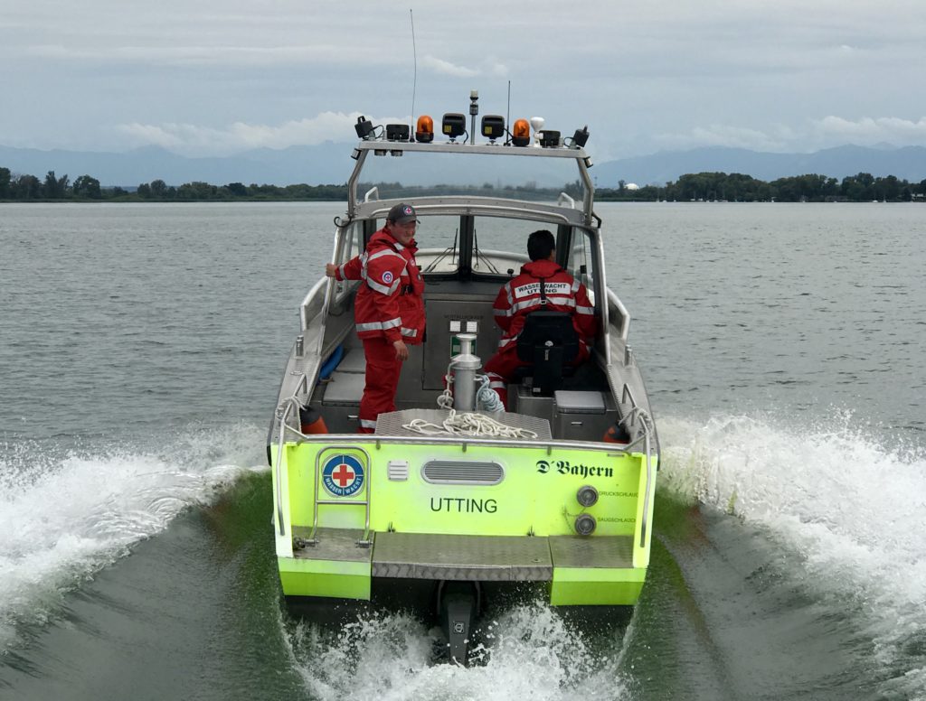 Heckansicht des Rettungsbootes der Wasserwacht Utting am Ammersee