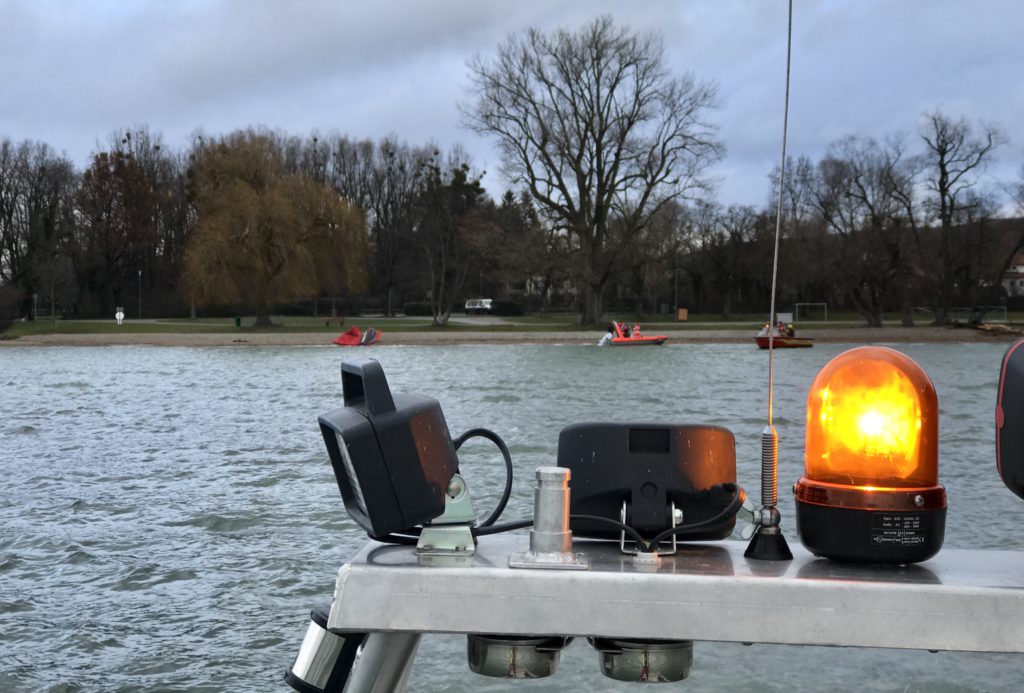 Wasserwacht Utting Herrschen und Feuerwehr im Einsatz auf dem Ammersee