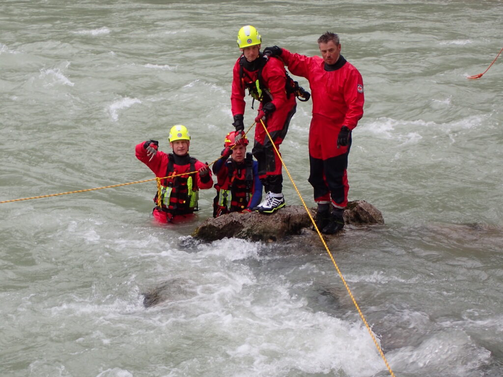 Adrian Riedel (links) und Frederik Riedel (Mitte rechts) bei einer Rettungsübung in der Saalach mit Rescue 3 Advanced Ausbilder Christian Standl von der Wasserwacht Bayern.