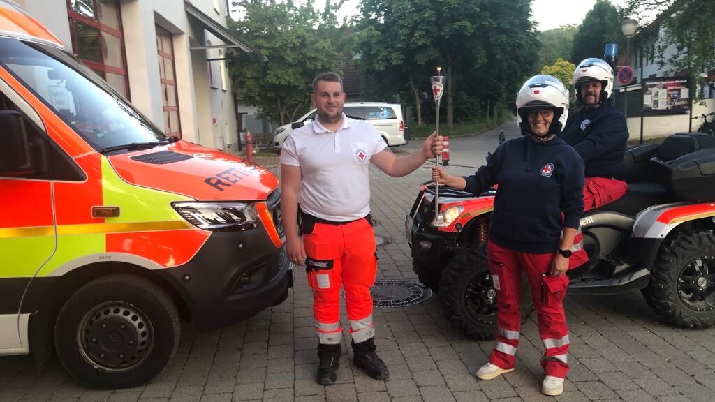 Übergabe der Fackel durch die Quad-Besatzung an den Rettungsdienst in Windach.