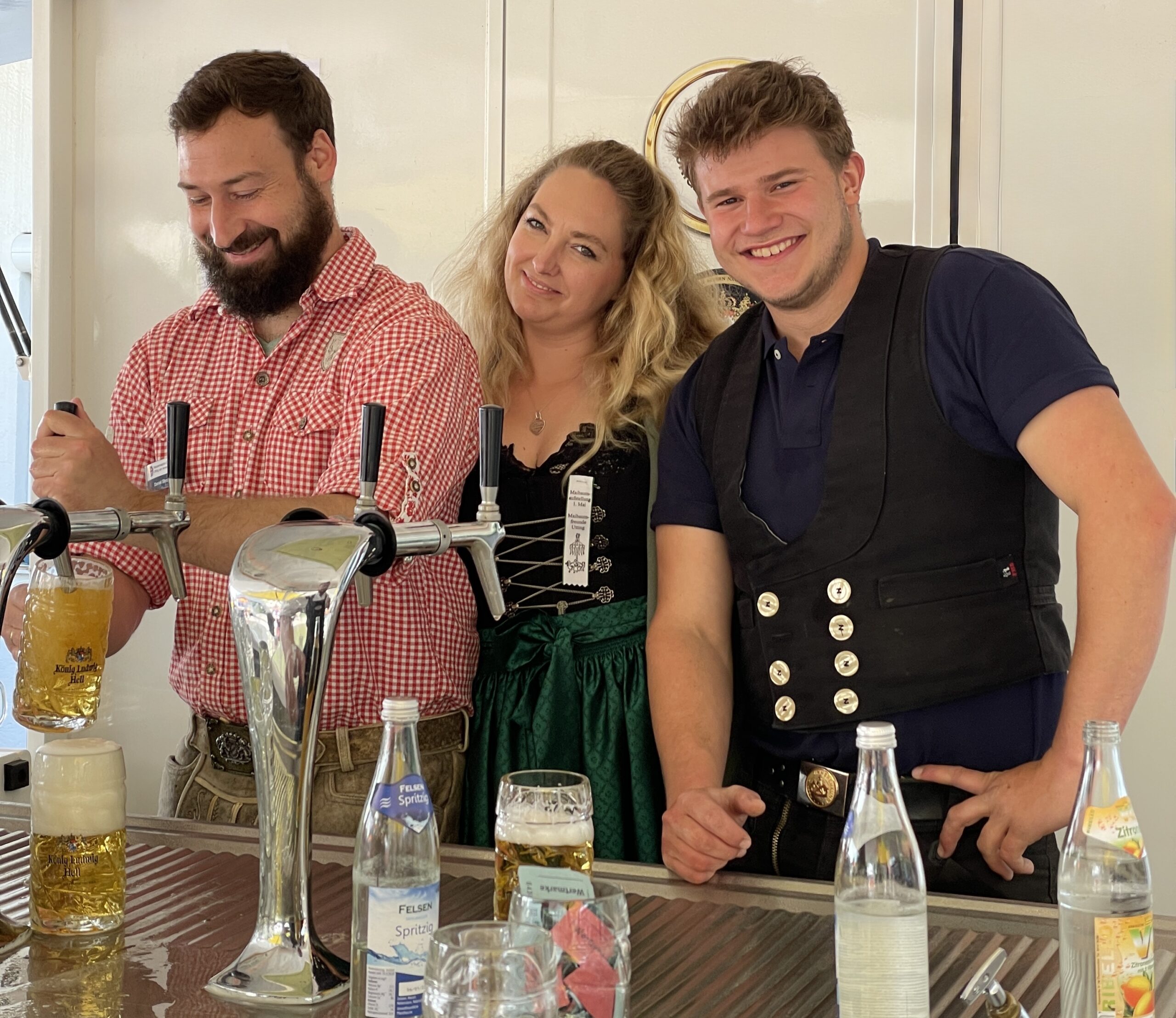 Drei Helfer der Wasserwacht im Ausschank